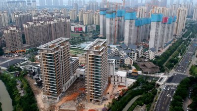 图为中国福建省福州市区一处在建楼盘。（图取自中新社）