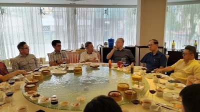 沈桂贤（左4）率人联党一行领袖到访吉隆坡，与魏家祥（左5）等马华领袖叙餐交流，气氛融洽。左起：陈德钦、程明智、张盛闻、马汉顺及郑联科。