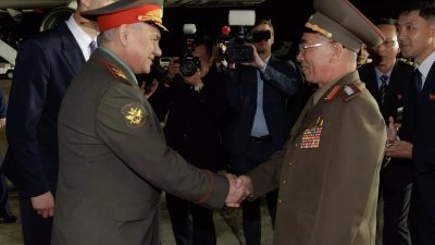 俄罗斯国防部长绍伊古（左）与朝鲜国防部长强纯男，周三在平壤会晤。（图取自俄罗斯卫星通讯社）