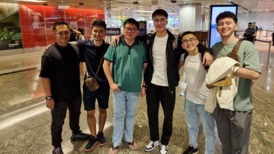 余国华（左3）在机场送别4名青年去澳洲念书。左为青年们的朋友。