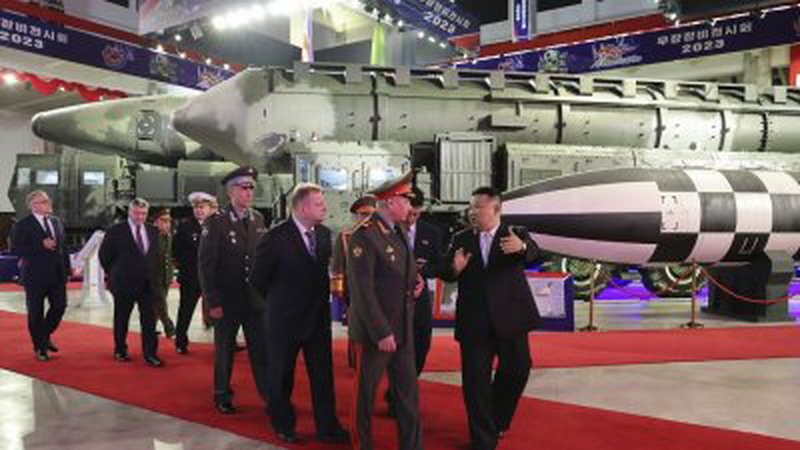 朝鲜官媒周四发布照片，最高领导人金正恩（右）在周三和俄罗斯防长绍伊古率领的军事代表团参观了武器展览会。（图取自朝中社/法新社）