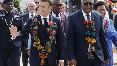 瓦努阿图总理卡尔萨考（右）和法国总统马克龙周四在维拉港步行至双边会议场地。（图取自法新社）