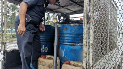 内贸局执法员在斯里曼绒一间油站，成功侦破一宗滥用津贴柴油案，并逮捕罗里司机助查。