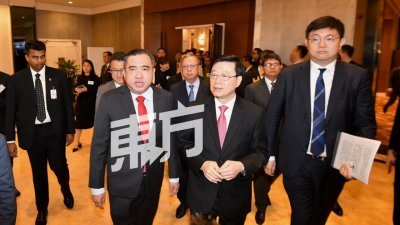 陆兆福（左起）与香港特首李家超一同出席“大马─香港合作共赢”商务午宴。