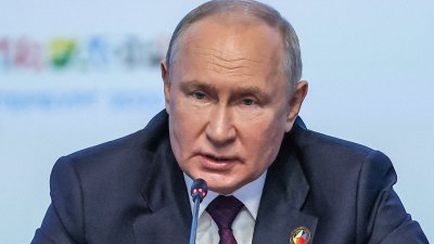 俄罗斯-非洲峰会在俄罗斯西北部城市圣彼得堡举行，俄罗斯总统普京在周五的第2天会议上讲话。（图取自塔斯社/路透社）