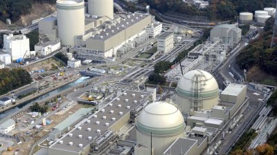 日本关西电力公司位于福井县高滨町的高滨核电厂4号（前左）、3号（前右）、2号（后左）和1号反应堆设施鸟瞰图。（共同社/路透社档案照）