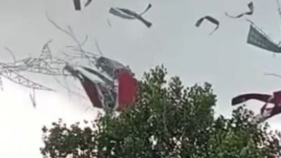 丹绒比达发生风灾，住家屋顶的锌片遭狂风吹飞后，宛如风筝在空中飞舞，景象骇人。