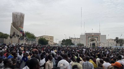 尼日尔国防和安全部队的支持者，当地时间周四（27日）在首都尼亚美国民议会外举行示威活动。（图取自法新社）