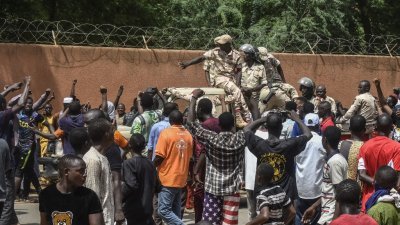 在尼亚美举行支持尼日尔军政府的集会后，抗议者周日聚集在尼亚美法国大使馆外举行示威活动。（图取自法新社）