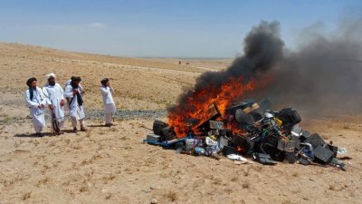 数名阿富汗塔利班成员在赫拉特郊区，放火焚烧一堆乐器和设备。（图取自阿富汗宣扬美德和预防罪恶部/法新社）