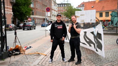 7月24日在伊拉克驻哥本哈根大使馆外，“丹麦爱国者”的示威者在抗议活动上焚烧《可兰经》。（图取自Ritzau Scanpix/路透社）
