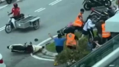 根据视频截图，在车祸发生当天，数人当著交警前殴斗。