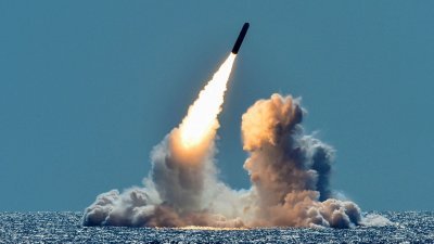 俄亥俄级美国海军弹道导弹潜艇“内布拉斯加”号，2018年3月26日在美国加利福尼亚州海岸外，试射了一枚无武装三叉戟II D5导弹。（图取自美国海军/路透社档案照）