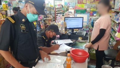 霹雳国内贸易及生活成本局执法员，突击检查太平丰亿花园一家杂货店，成功发现私囤白糖违例活动。
