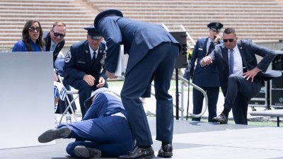 美国总统拜登当地时间周四，在科罗拉多州一所美国空军学院举行的毕业典礼上摔倒。（图取自法新社）