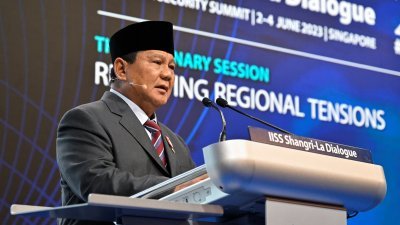 印尼国防部长普拉博沃周六在新加坡举行的香格里拉对话会上发表讲话。（图取自路透社）