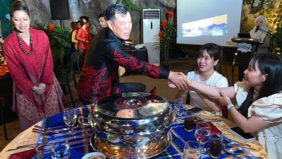 罗思义与越南旅游代表握手问好。