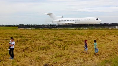 如今适耕庄稻田进入收割期，许多游客也趁机进入飞机旁的稻田，以更靠近飞机拍照。