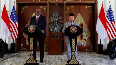 美国国防部长奥斯汀（左）曾于去年11月21日，在印尼雅加达与印尼国防部长普拉博沃举行会谈。（图取自路透社）
