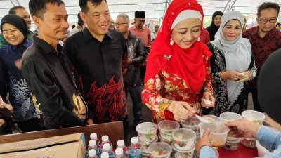 霹雳王储妃拉惹纳查杜诗玛（左3）参观各参展摊位，并受邀品尝不同口味的叻沙。