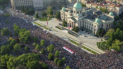 高空鸟瞰图显示，塞尔维亚抗议民众在当地时间内周六（3日）将首都贝尔格莱德的街道挤得水泄不通，抗议活动为该国20多年来最大的示威集会。（图取自路透社）