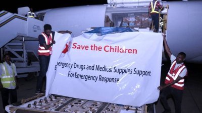 肯尼亚5月30日向苏丹提供医疗援助，箱子上写著“拯救孩子”。（图取自路透社）