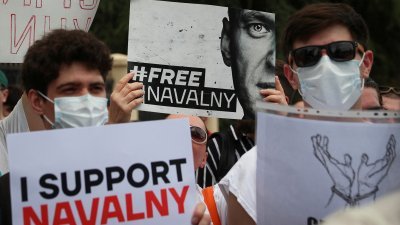 上周日是俄罗斯反对派领袖纳瓦尔尼47岁生日，除了俄国多个城市，在格鲁吉亚第比利斯，有人群聚集在此前是俄罗斯使馆的瑞士驻当地大使馆示威。（图取自路透社）