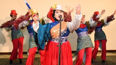 “非物质文化遗产代表名录”提名工作坊开幕仪式上，舞蹈者向嘉宾表演Boria歌剧。