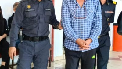 泰国男子(中)涉嫌走私柴油被提控上太平地庭，并在认罪后被判罚款2万5000令吉。(图由内贸局提供)