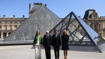 法国总统马克龙（右2）与夫人当地时间周三，在巴黎卢浮宫金字塔入口欢迎意大利总统马塔雷拉（左2）和其女儿。（图取自法新社）