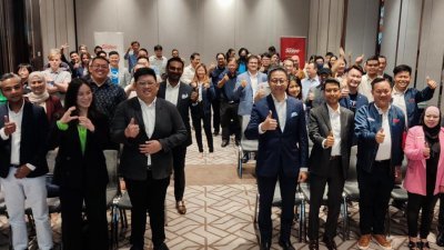 出席雪州初创日的嘉宾竖起拇指为大马初创企业赞好。前排左4起为邓章钦、拉惹阿末沙里尔和杨凯斌。