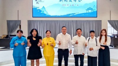 在新闻发布会上，锺家宁(左起） 、朱梅芳、余莲、许国栋、陈和章、刘莲花和胡欣欣呼吁民众一同出席马来西亚西天王母文化馆动土礼。