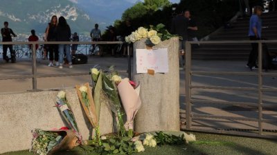 法国阿尔卑斯山小镇阿讷西一个公园，当地时间周四上午发生一起持刀袭击事件，导致4名幼儿和2名成人被刺伤，民众在案发现场献上鲜花和留言。（图取自路透社）