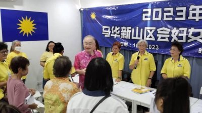 魏家祥（中）特地抽空参与马华新山区会妇女组代表大会，与在场者交流。