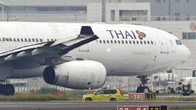 周六上午在日本东京羽田机场与台湾长荣航空意外发生碰撞后，泰国航空机翼部分受损。（图取自路透社）