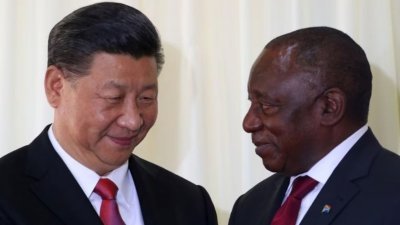 中国国家主席习近平（左）2018年在南非会晤南非总统拉马福萨。（路透社档案照）