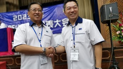 马华新山区会改选，洪文兴（左）落败，黄成兴当选主席。