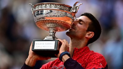 塞尔维亚网球名将佐科维奇亲吻他的法网冠军奖杯。（图取自法新社）
