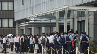 奈良地方法院传出有危险物品，当局紧急疏散职员与来访人士到法院大楼外。（图取自时事通信社/法新社）
