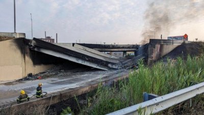 美国一辆油罐车当地时间周日起火燃烧，导致I-95位于费城东北部的路段坍塌。（图取自费城应急管理办公室/路透社）