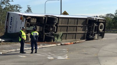 澳洲新南威尔士州猎人谷周日晚发生巴士事故，造成至少10人丧生、25人受伤。周一在事故现场可见侧翻的事故巴士。（图取自澳联社/路透社）