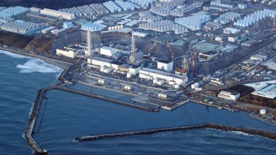 日本福岛第一核电厂在2011年3月11日的地震和海啸中严重受损，之后还发生爆炸，引发史上最严重的核灾害之一。（图取自路透社）
