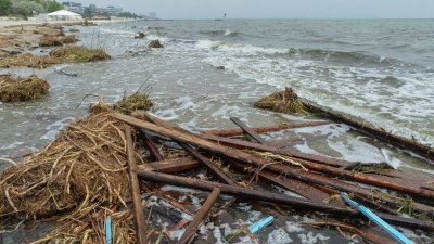 乌克兰新卡霍夫卡大坝决堤后，在乌克兰敖德萨的海滩上，周二可见洪水泛滥后留下的垃圾。（图取自路透社）
