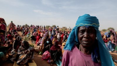 苏丹难民在苏丹和乍得边界，等待联合国世界粮食计划署（WFP）派发食物。（路透社档案照）