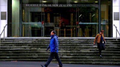 民众走过位于惠灵顿市中心的纽西兰储备银行正门。（路透社档案照）