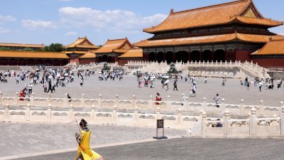 中国北京故宫博物院新参观须知6月底实施。图为观众上周五参观故宫。（图取自中新社） 