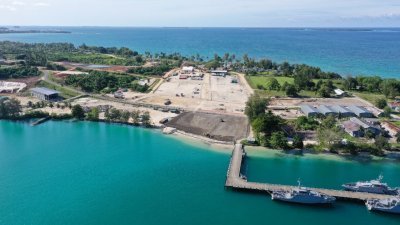 根据巴布亚新几内亚的协议，美国将能在6个主要港口和机场驻扎军队和船只。这是位于马努斯岛上的隆布鲁海军基地。（图取自澳洲政府国防网站）