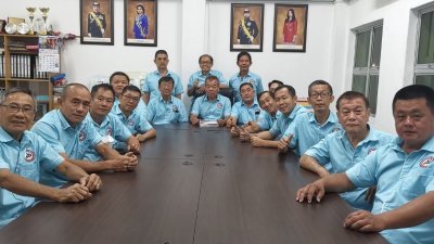 锺明石（坐者左7）呼吁全体会员踊跃出席2023年度会员大会暨第8届理事会改选。