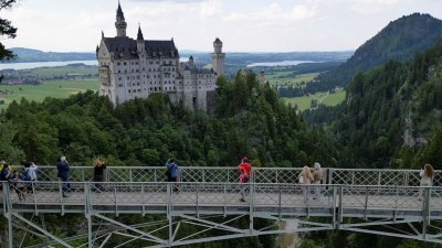新天鹅堡建于19世纪晚期，是德国和欧洲最受欢迎的旅游景点之一，每年吸引约140万名游客前来观光。附近的玛丽恩铁桥，则以新天鹅堡最佳观赏地点闻名。（图取自路透社）