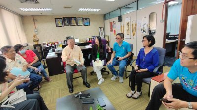 周世扬（左4）与森州华人义山联合会及马来西亚生命园区志愿者们进行交流，希望华人义山管理委员会能够加深对环保葬了解。